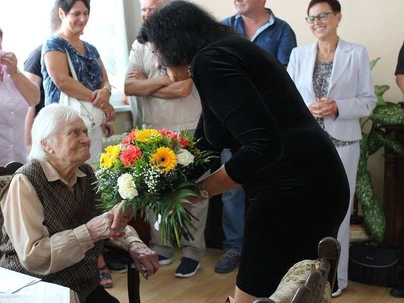 Marie Skleničková ze Sýkořice, nyní v Domově seniorů v Novém Strašecí, oslavila sté narozeniny