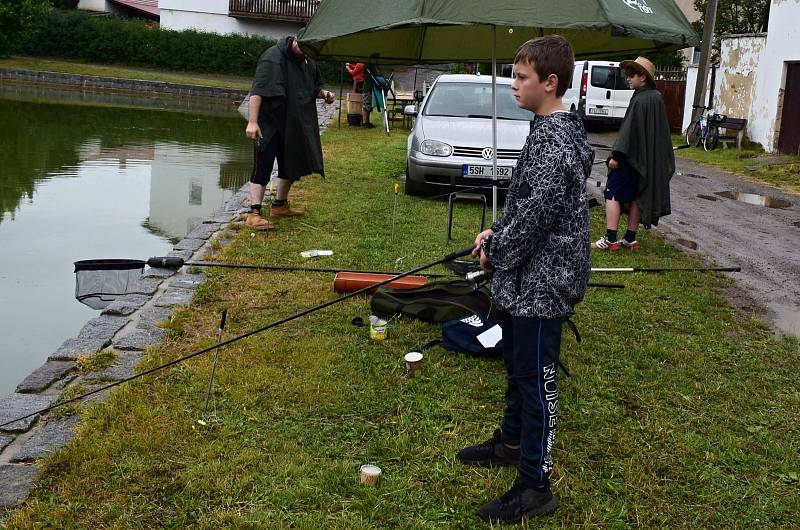 Dětské rybářské závody v kněževeském rybníku Kovárna.