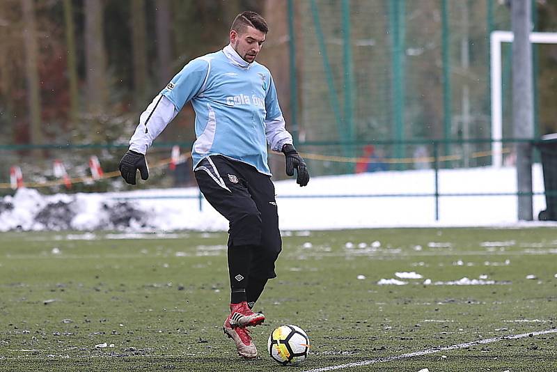 Divizní fotbalisté Tatranu Rakovník (v zeleném) vyhráli v přípravném utkání nad celkem Dobříše jasně 5:2.