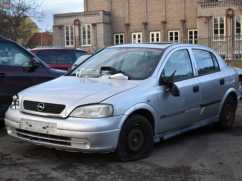 Opel, který se nachází na parkovišti za rakovnickou sokolovnou, se v nejbližší době zřejmě stane dalším vozem, který skončí ve veřejné dražbě.