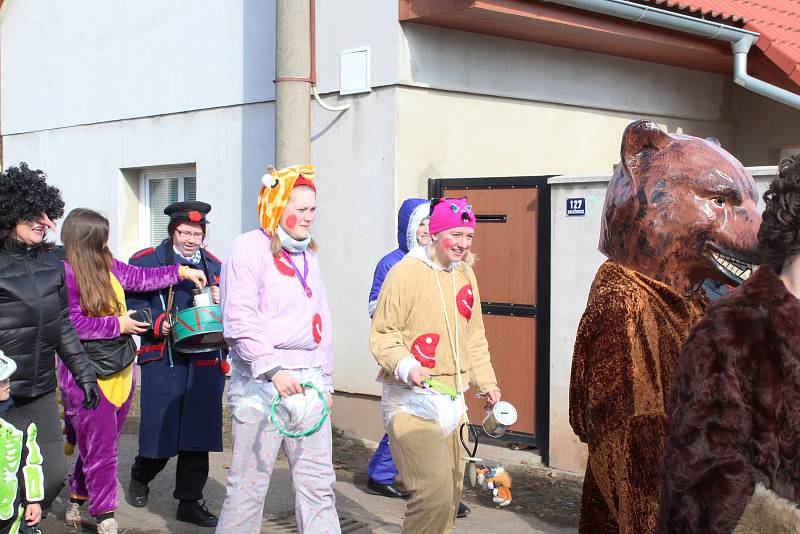 V sobotu odpoledne prošel Kolešovicemi masopustní průvod. Doprovázela ho kapela na povoze a místním nechyběla dobrá nálada.