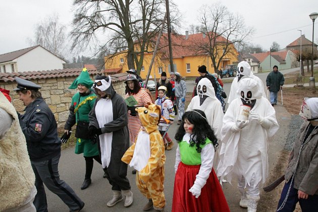 V masopustním průvodu se sešlo celkem pětačtyřicet masek. Tou nejzajímavější byl Švejk na vozíku, který hrál na harmoniku.