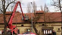 V Olešné spadl kvůli silné vichřici strom na jednu z hospodářských budov zámku. Hasiči ho museli odstranit pomocí vysokozdvižné plošiny.