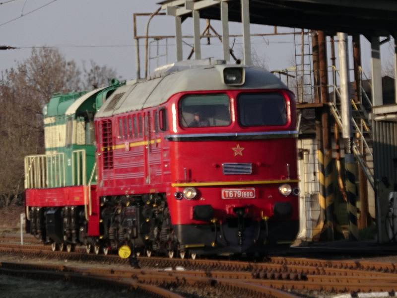 Z chebského lokomotivního depa po zimním deponování odjely do železničního muzea v Lužné u Rakovníka legendární lokomotiva Sergej a Čmelák.