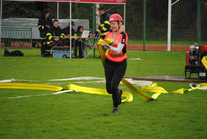 Na atletickém stadionu v Rakovníku soutěžila družstva dobrovolných hasičů v rámci Okresního kola požárního sportu. Rakovnicko bude v krajském kole reprezentovat SDH Lužná.