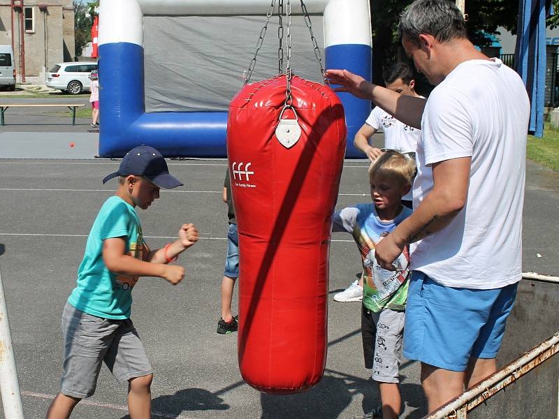 Dětský sportovní den na hřišti rakovnické sokolovny si děti náramně užily.