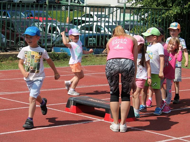 Dětský sportovní den na hřišti rakovnické sokolovny si děti náramně užily.