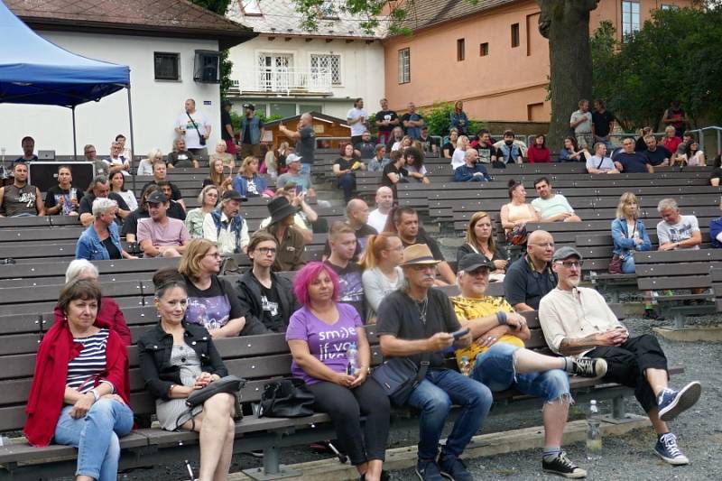 V Letním kině v Rakovníku se o uplynulém víkendu uskutečnil Koncert pro Páju Peterku.