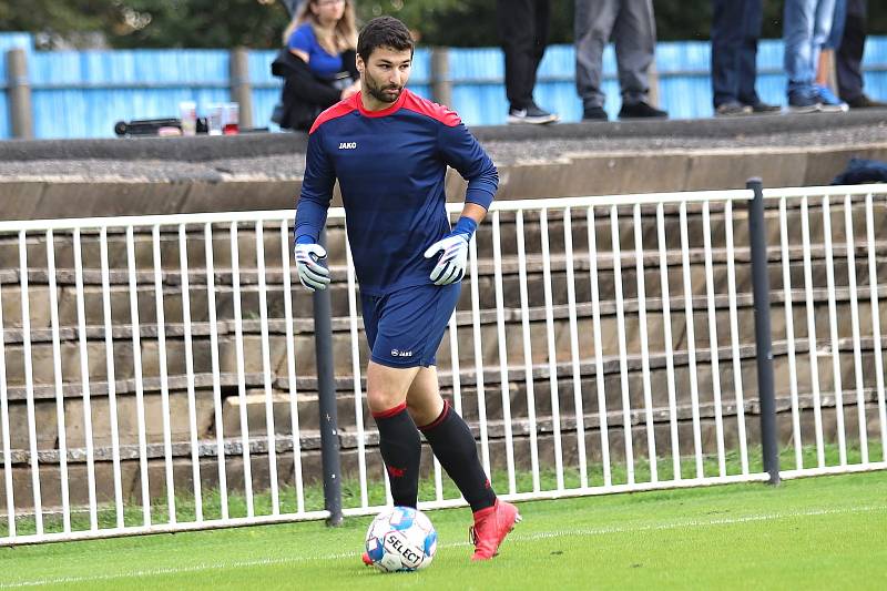 SK Rakovník (ve žlutém) konečně prolomil smůlu a slaví první výhru v ČFL - doma přemohl Karlovy Vary 4:2.