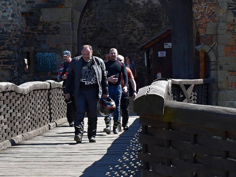 Krásné počasí přilákalo na Krakovec stovky turistů.