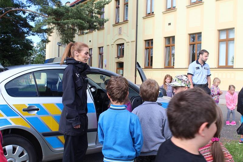 Žáci si vyzkoušeli ošetření ran, prohlédli si hasičský vůz, nebo zhlédli protiteroristický film.