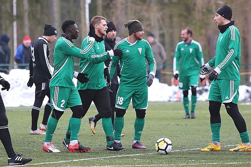 Divizní fotbalisté Tatranu Rakovník (v zeleném) vyhráli v přípravném utkání nad celkem Dobříše jasně 5:2.