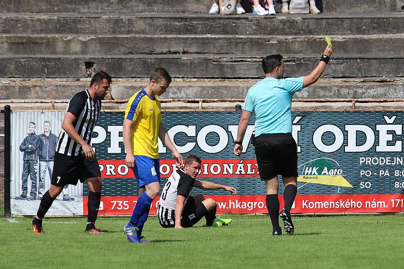 Druhé kolo ČFL: Rakovník (ve žlutém) doma se štěstím uhrál remízu 1:1 s Admirou Praha.