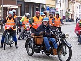 Jezdci na mopedech dojeli na Husovo náměstí v Rakovníku.