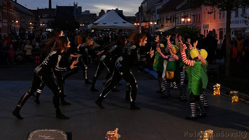 Rakovnická knihovna s Lentilkami DDM uspořádaly na náměstí Halloween.