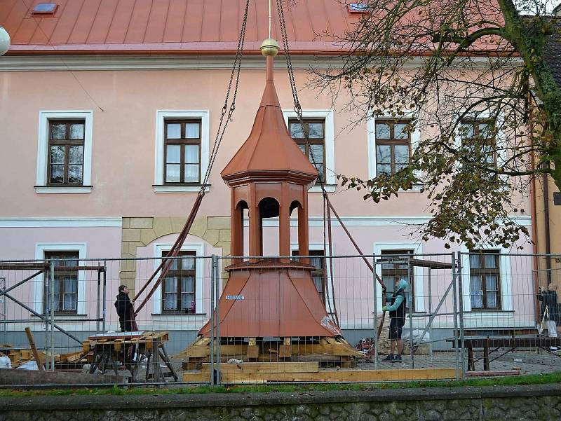 Usazování věžičky na budovu bývalé radnice začalo krátce po osmé hodině ranní.