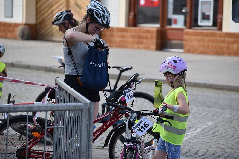 Ze dvanáctého ročníku Rakovnického cyklování, který odstartoval orientačním závodem.