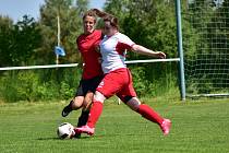 Šárka Krejčová (v bílém) - vynikající fotbalistka, ale také sportovní fotografka.