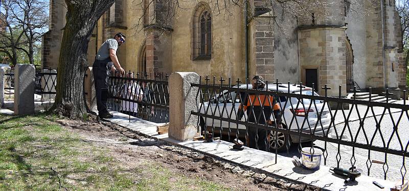 Opravu zárubní zdi u zvonice kostela sv. Bartoloměje v Rakovníku provedlo kamenictví Ladislav Humpál. Kované zábradlí je od kovářství Krásná Práce Jiřího Hávy z Roztok u Křivoklátu.