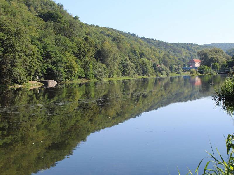 Příjezdová cesta podél řeky k hospodě U Jezzu se pomalu ztrácela pod vodou.