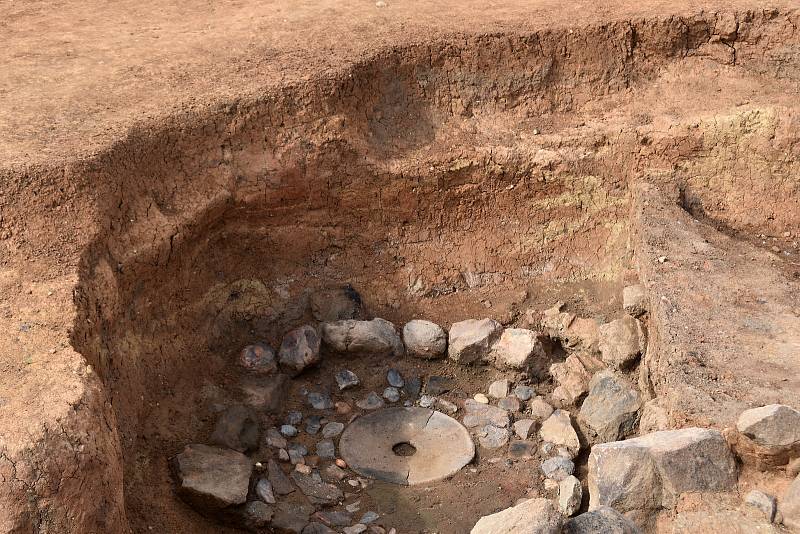 Archeologický výzkum u Nesuchyně se chýlí ke konci. Jedním z posledních nálezů je zaniklý zájezdní středověký hostinec.