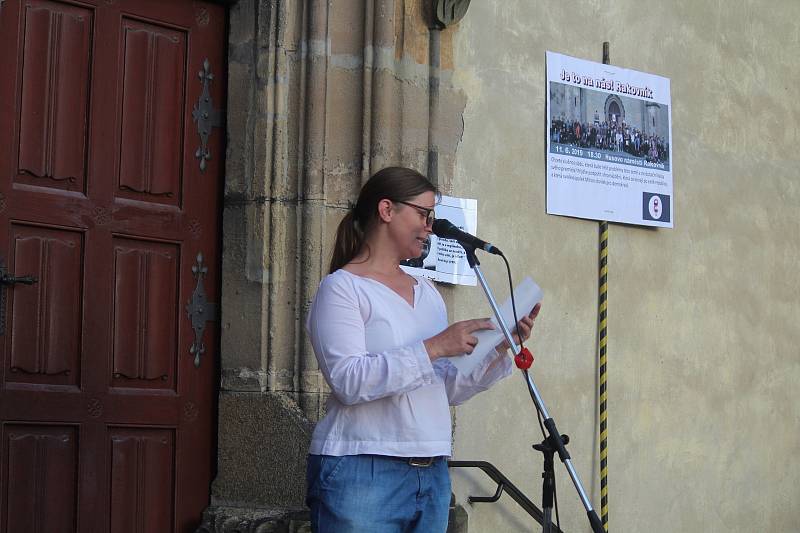 V Rakovníku v úterý 11. června na Husově náměstí u kostela sv. Bartoloměje demonstrovalo 150 lidí.