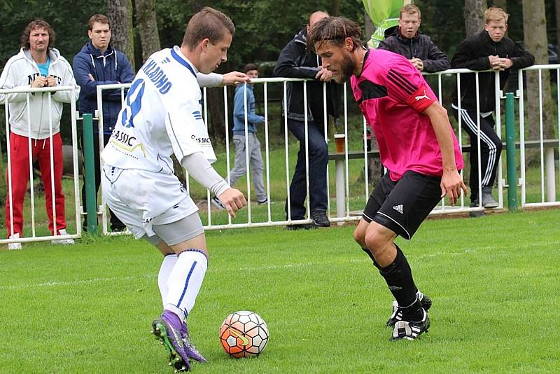 Tatran Rakovník (v růžovém) - SK Kladno 0:1