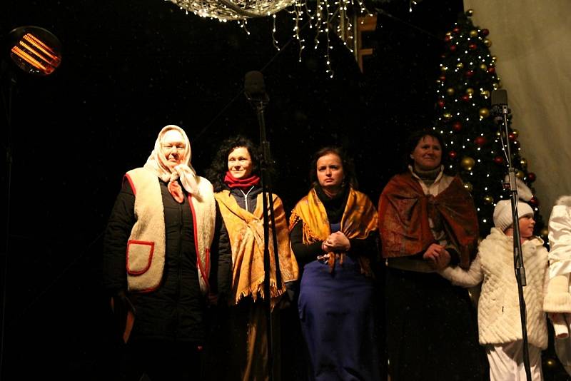 Barušky a Berušky při svém vánočním vystoupení na Staroměstském náměstí zaujaly kromě českého publika i davy lidí ze všech koutů světa. 