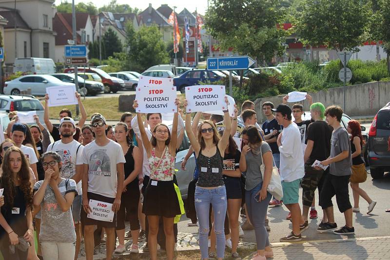 Studenti v Rakovníku protestují proti propouštění učitelů.