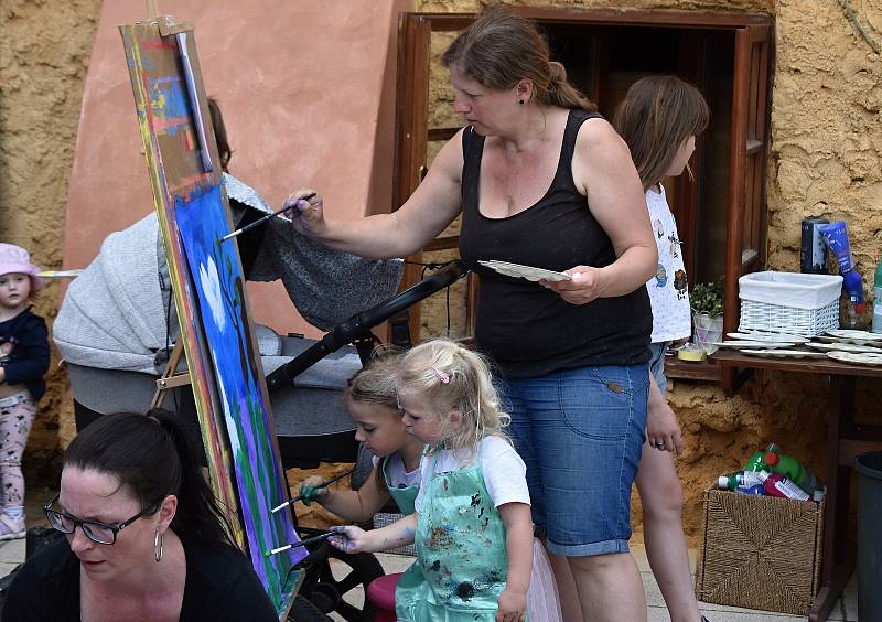 Malování dětí s rodiči v Kreativním kroužku Agátka v Rakovníku.