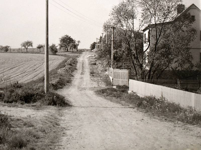 Pohled na budoucí panelku směrem od silnice na Všetaty. V levé části se nachází zástavba rodinných domků.