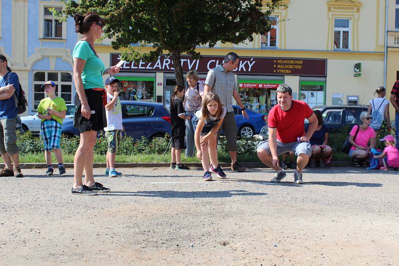 Cvrnkání kuliček ještě zpříjemnilo soutěžící slunné počasí.