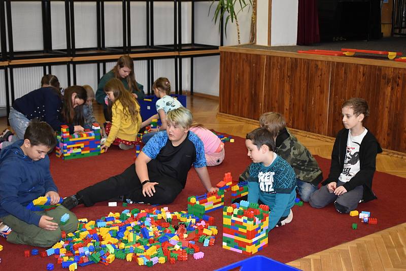 Soutěžení se stavebnicemi v Domě dětí a mládeže v Rakovníku se zúčastnila i lišanská škola.