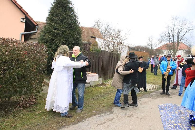 Průvod čítal okolo šedesáti masek, vycházelo se od hospody, kde se také po dvou hodinách končilo a začínalo se losovat o nejhezčí masky.