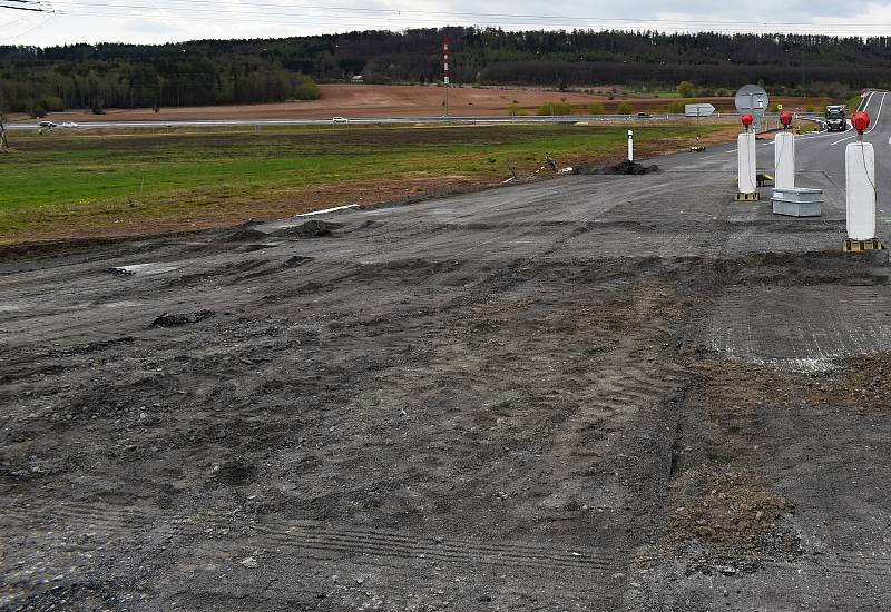 U Řevničova se staví okružní křižovatka, která spojí silnice I/6, I/16, ale také výjezd a sjezd na D6.