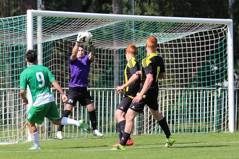 Třetí kolo divize B: Tatran Rakovník (v zeleném) - Březová 1:4.