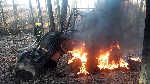 Uprostřed lesa nedaleko od obcí Šípy a Milíčov hořel traktor.