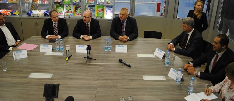 Do Rakovníka přijel premiér Bohuslav Sobotka spolu s ministrem školství Marcelem Chládkem (ČSSD). Navštívili Procter & Gamble a poté vyrazili do Šlovic