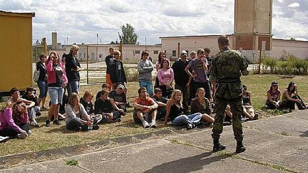 V rámci adaptačního kurzu byli studenti také na návštěvě u vojáků