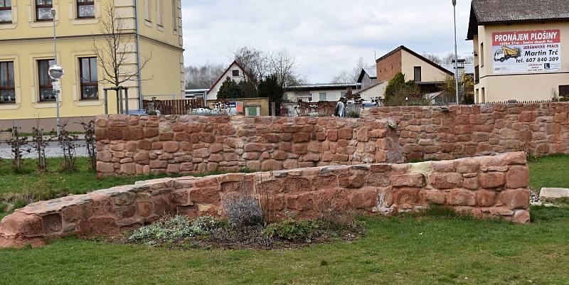 Prostranství před budovou úřadu městyse od roku 2018 prochází postupnou revitalizací.