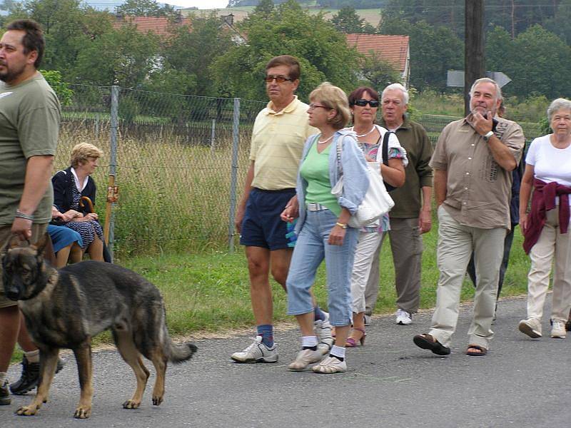 Pochod obcí Skryje.