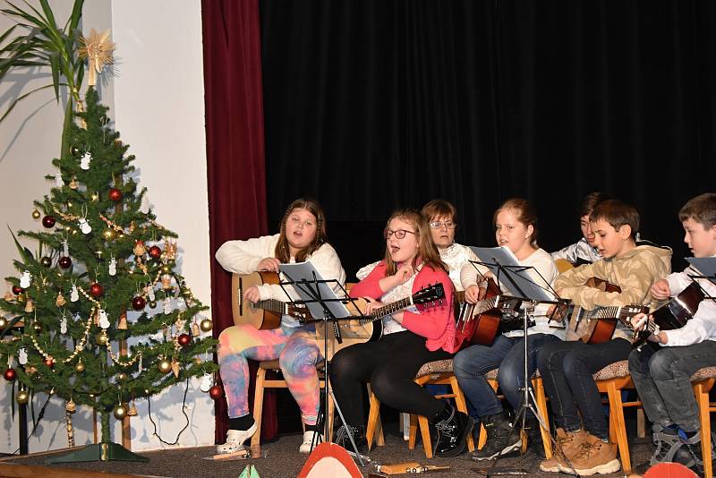 Z předvánočního setkání dramatického a kytarového kroužku DDM Rakovník.