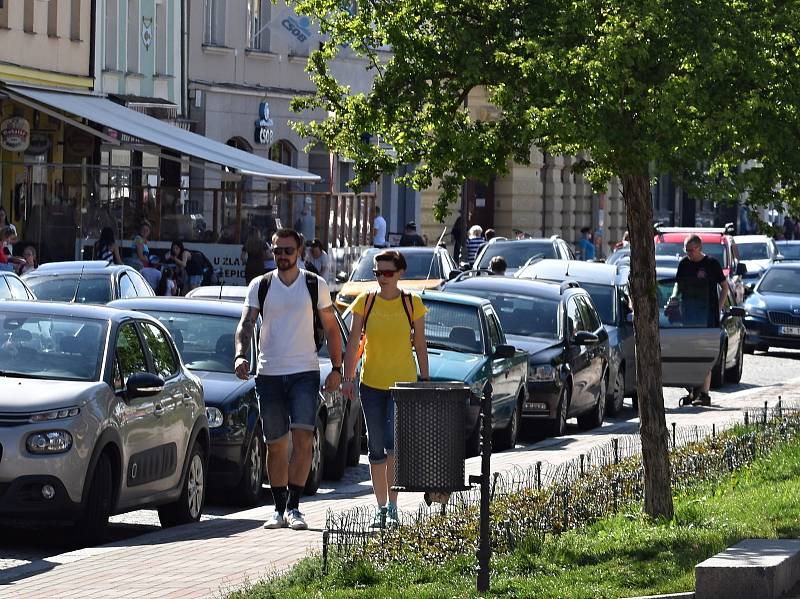 Příjemné květnové pondělí lákalo na zmrzlinu i procházku v parku.