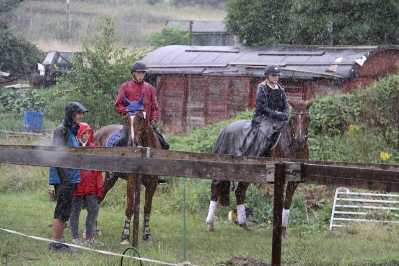 Národních soutěží Working Equitation ve Rtyni nad Bílinou se zúčastnili i koně a jezdci hředelského Jezdeckého klubu Spongilit.