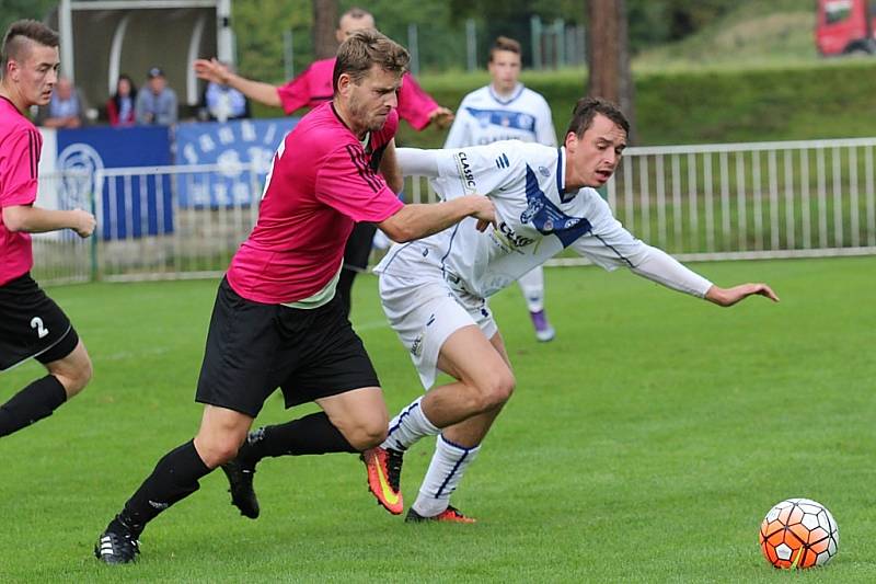 Tatran Rakovník (v růžovém) - SK Kladno 0:1. Šímu stíhá domácí Vecka