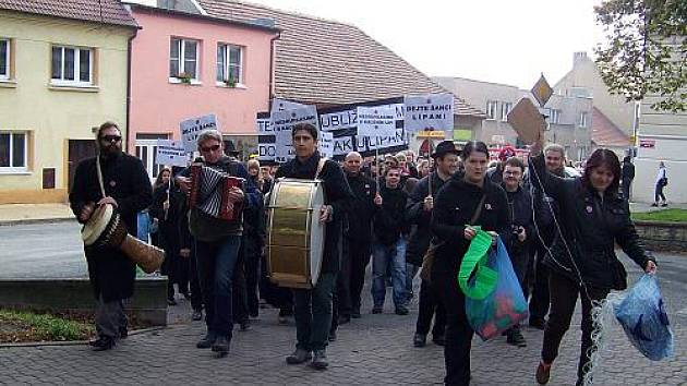 Demonstrace proti kácrní lip v Novém Strašecí