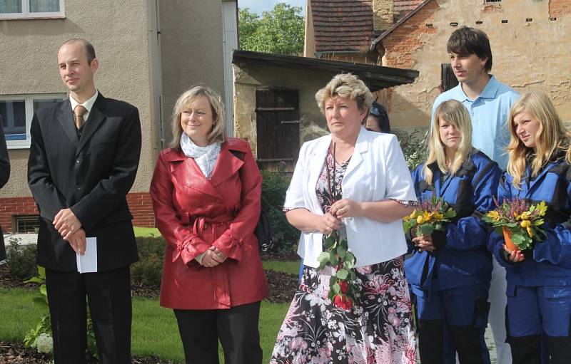 Slavnostní otevření nové zahrady u domu s pečovatelskou službou v Jesenici