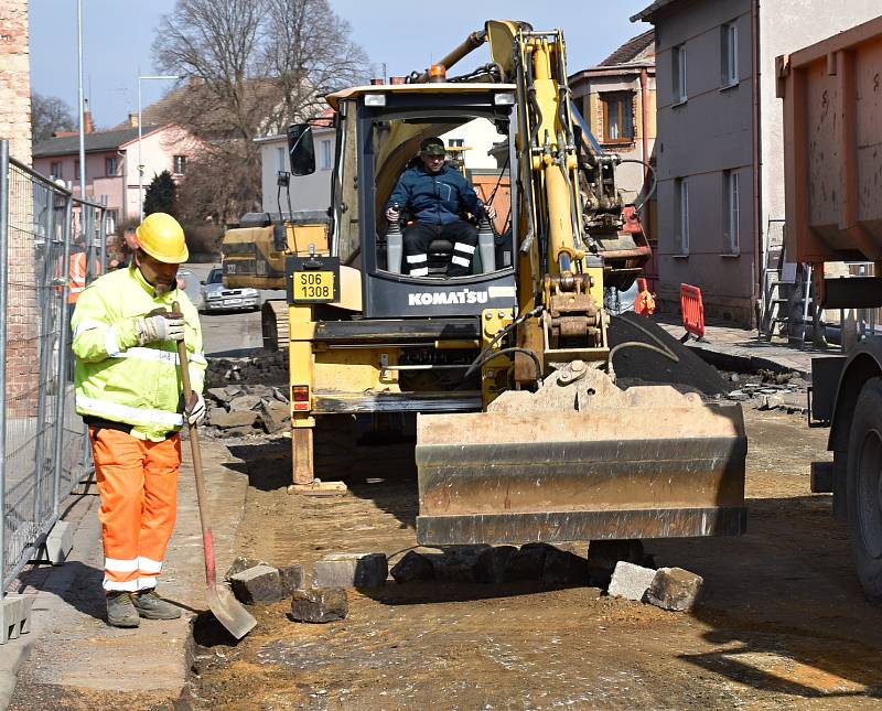 Z luženské tepny mizí "kočíčí hlavy", které k obci desítky let neodmyslitelně patřily. Opravena bude silnice i chodníky.