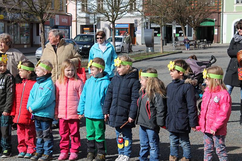 Rakovnické děti vítaly ve středu 20. března 2019 první jarní den.