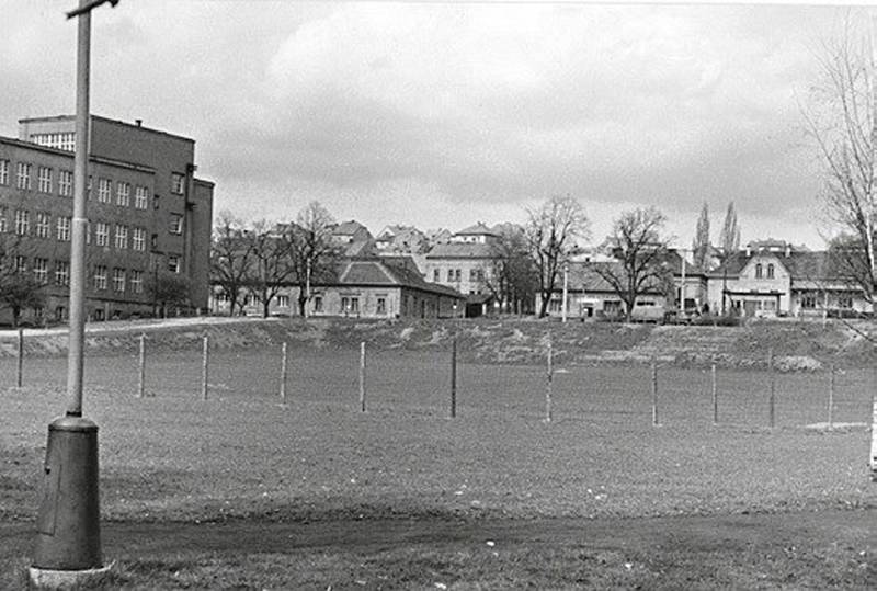 Střední ekonomická škola v Rakovníku v roce 1965. Prázdné místo později vyplnila budova intru, kde dnes sídlí Domov Na Zátiší.